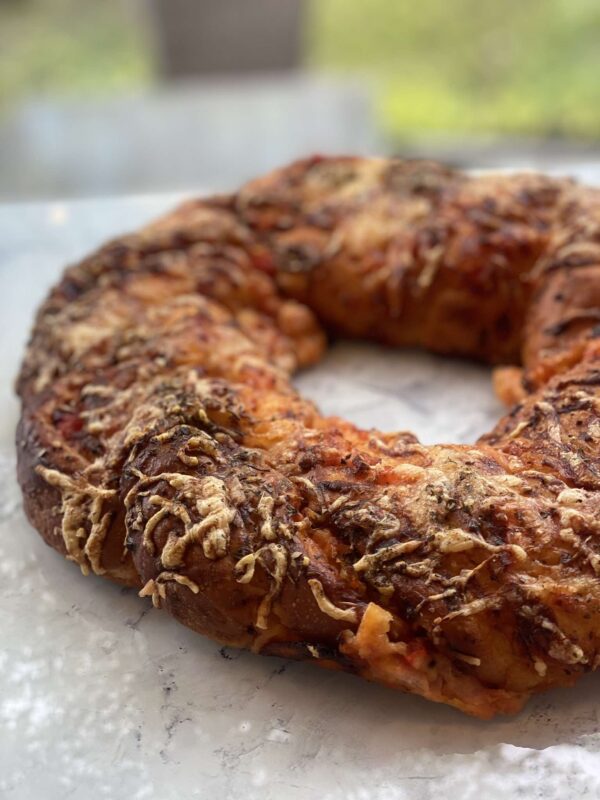 Koostisosad: nisujahu, piim, vesi, sink (sealiha, sool, säilitusaine E250), riivjuust (piim, laap, sool), toorjuust, margariin (taimeõlid ja -rasvad, vesi, emul