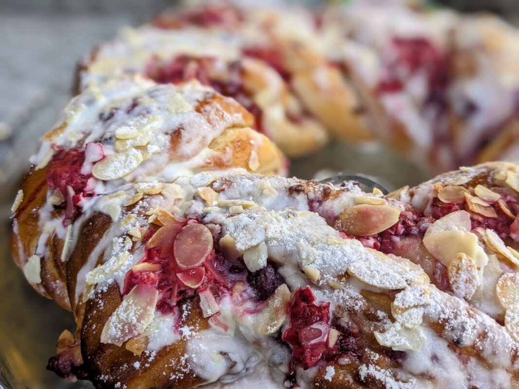 Koostisosad: nisujahu, vesi, suhkur, sool, pärm, taimeõli, piim, tärklis, vanilliin, munakollane, vaarikas (värske ja külmutatud), kaneel, muskaatpähkel, tume s