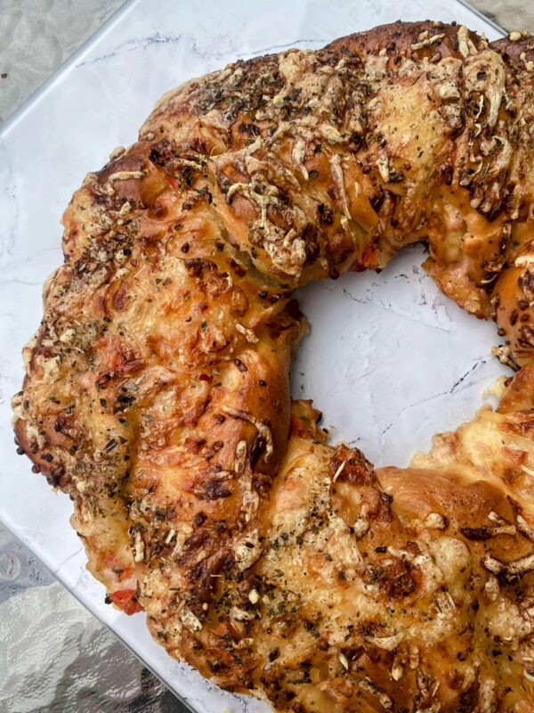 Koostisosad: nisujahu, ketšup (tomatid, suhkur, äädikas, sool, maitseained), vesi, piim, tomatid, sink (sealiha, sool, säilitusaine E250), riivjuust (piim, laap